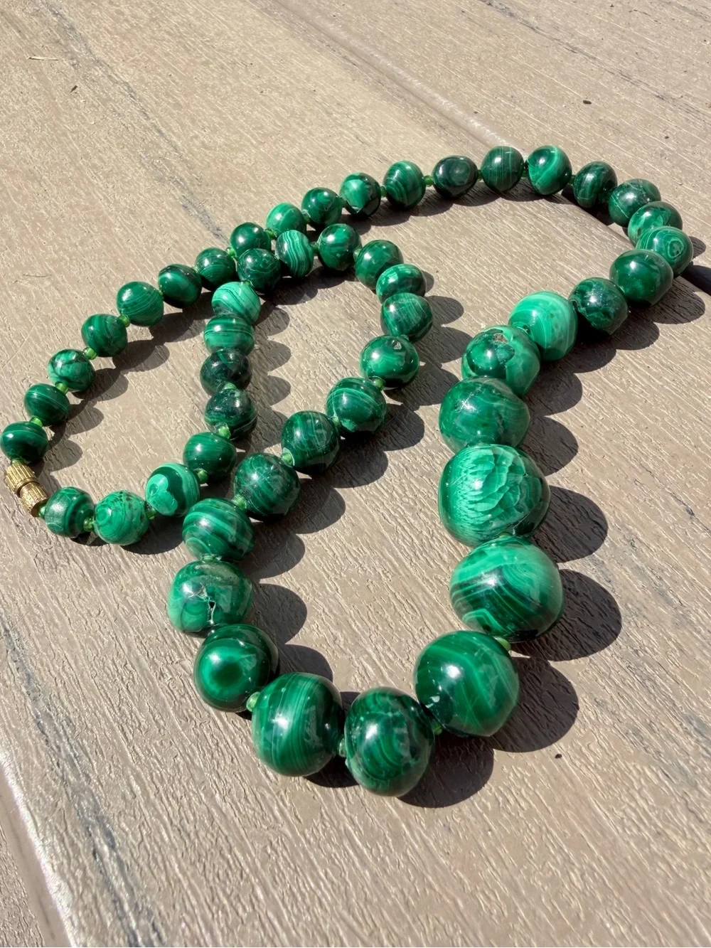 18” Vintage graduated malachite and seed bead necklace w/ gold tone clasp!